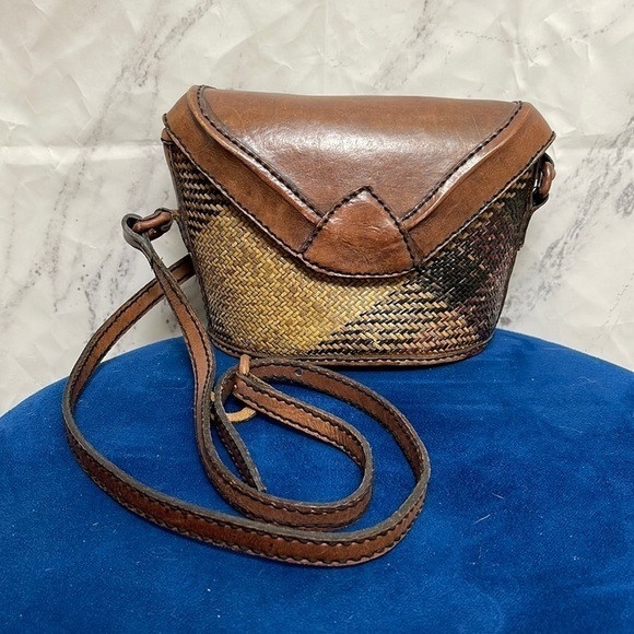 VINTAGE 80s Handmade Leather and Rattan Woven Crossbody Bag - Picture 3 of 14